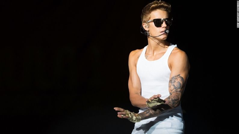 Antes de que empezara el 2014, Bieber amenazó con retirarse tras de una avalancha de mala publicidad, que lo acusó de todo: desde escupir hasta manejar con exceso de velocidad. La noticia puso bastante triste a los Beliebers.