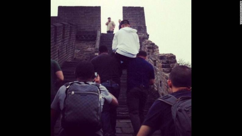 ¿Estaba guardando algo de energía para sus fans o simplemente causando más polémica? En octubre de 2014, al día siguiente de un concierto en Beijing, Bieber fue retratado cuando sus guardias lo cargaban en hombros, mientras subían las escaleras de la Gran Muralla China.