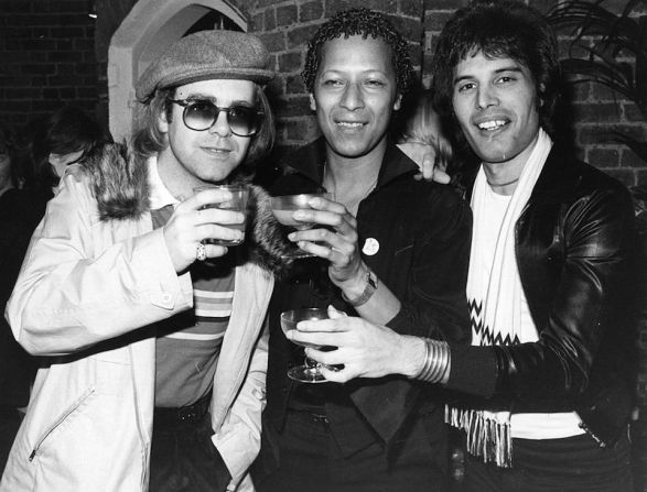 Mercury (derecha) con Elton John (izquierda) y la estrella de musicales Peter Straker en 1977 (Hulton Archive/Getty Images).