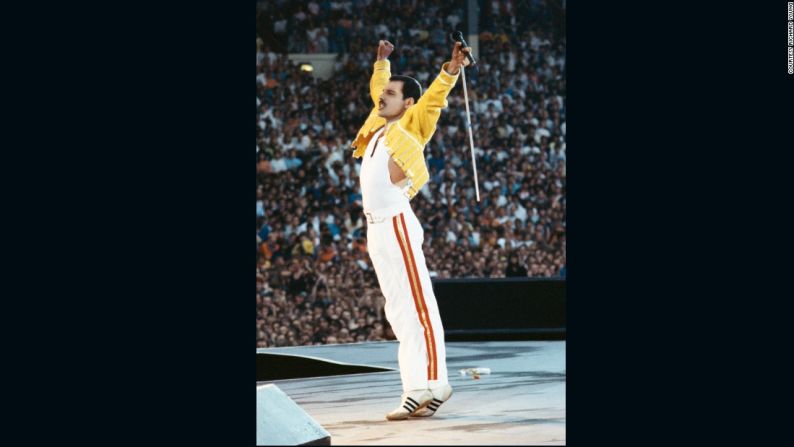 Freddy Mercury (1946-1991), vocalista de Queen, durante una presentación en el National Bowl in Milton Keynes, Inglaterra, el 5 de junio de 1982.