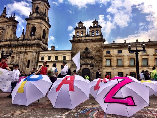 En la Plaza de Bolívar, en las inmediaciones del Teatro Colón, un grupo de personas se reunieron a la espera de la firma del nuevo acuerdo de paz entre el Gobierno y las FARC.