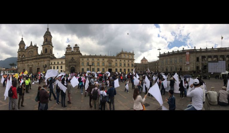 Un grupo de personas se reúnen en la Plaza de Bolívar antes de la firma.