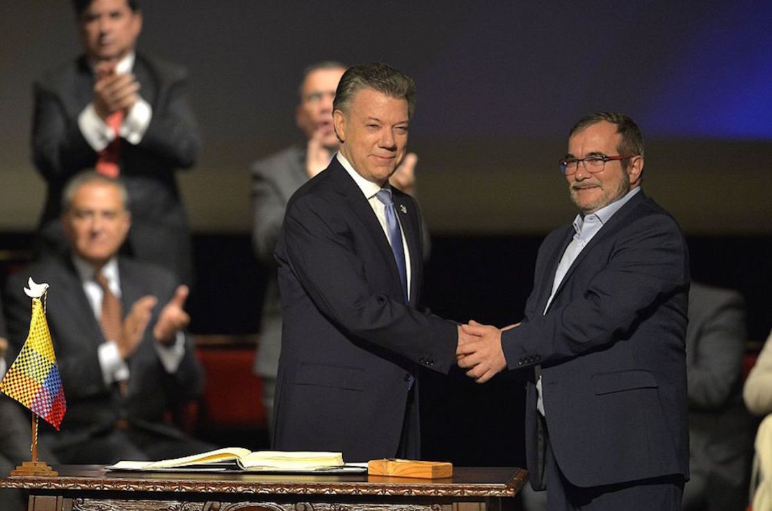 El presidente de Colombia, Juan Manuel Santos, y el líder máximo de las FARC, alias “Timochenko” tras la firma del segundo y definitivo acuerdo de paz para Colombia.