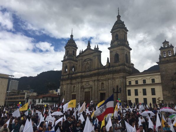 Aunque esta vez los colombianos no llenaron la Plaza de Bolívar, como el pasado 26 de septiembre, unos cientos llegaron para presenciar en pantallas gigantes la firma del nuevo acuerdo de paz.