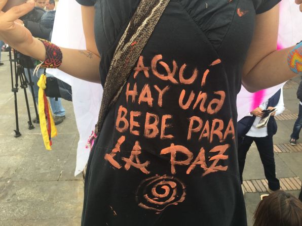 Una colombiana festejó hoy así la firma del nuevo acuerdo de paz con las FARC, con su hija.