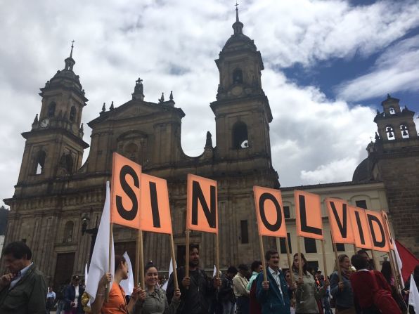 Representantes de asociaciones de víctimas presenciaron la firma del renegociado acuerdo de paz en la Plaza de Bolívar.