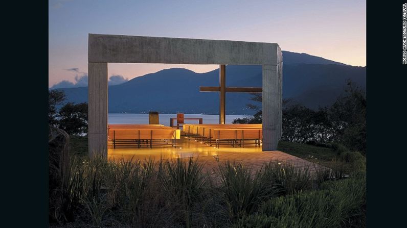 El templo Cardedeu está situado en las montañas que rodean al lago Coatepeque, en El Salvador.