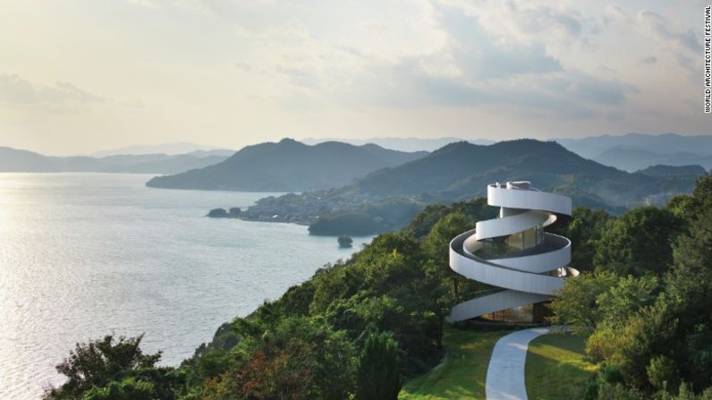 La capilla Ribbon, construida en el 2013 en Japón, desafía todas las formas con su diseño y simboliza, según los arquitectos a cargo, la unión del matrimonio.