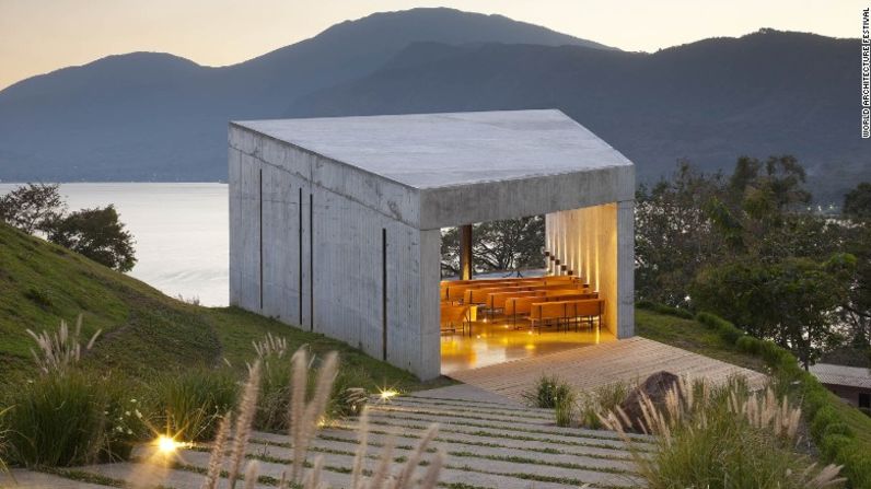 El templo Cardedeu, en El Salvador, fue construido en el 2013 con la intención de motivar a los visitantes a recorrer el lago y las montañas que lo rodean.