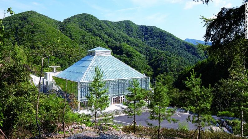 Esta iglesia se llama La Luz de la Vida y fue construida en el 2014 a las afueras de Seúl, en Corea del Sur.