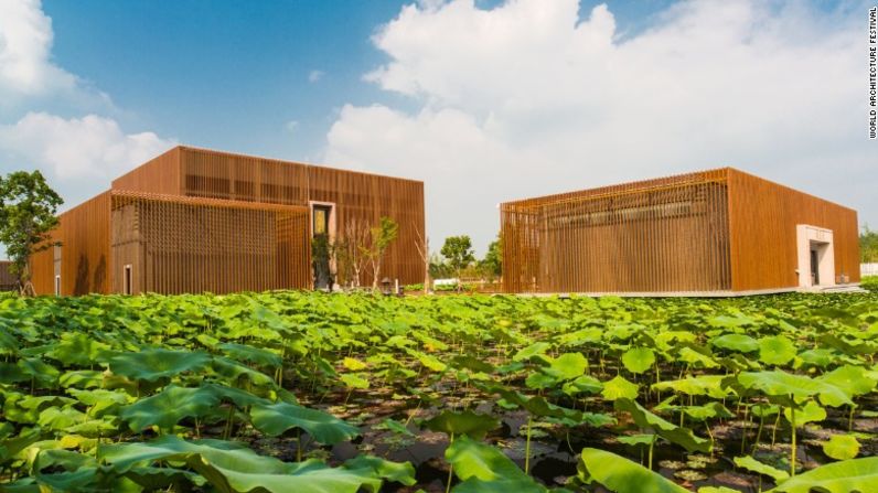 El Templo de la Luna Flotante, en China, fue reconstruido sobre un antiguo templo de la dinastía Ming. Toma su nombra porque está situado en medio de un gran pantano, en el que parece que flotara.