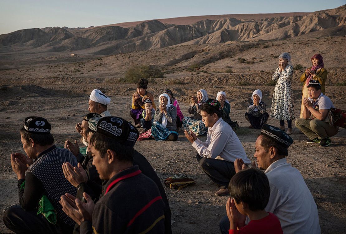 Xinjiang es hogar de la etnia uigur, predominantemente musulmana. Los miembros de esta minoría suelen tener familias grandes y los controles de natalidad de Beijing incluían excepciones para mantener esta tradición.