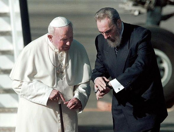 El presidente de Cuba Fidel Castro junto al papa Juan Pablo II en el aeropuerto internacional de La Habana, en enero de 1996.