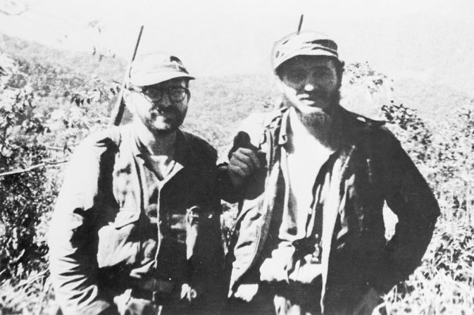 Fidel Castro (a la derecha), líder del grupo revolucionario de Cuba junto al doctor Raul Chibas, un profesor y líder político, en las montañas de Sierra Maestra en Cuba.
