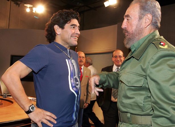 El exfutbolista argentino Diego Armando Maradona habla con el presidente de Cuba Fidel Castro antes de grabar su programa ‘La noche del 10’ en La Habana, el 27 de octubre de 2005.