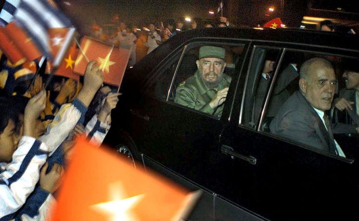 A su llegada a Hanoi, Vietnam, jóvenes saludan a Fidel Castro el 21 de febrero de 2003. Durante su visita el líder cubano se reunió con varios líderes de gobierno.