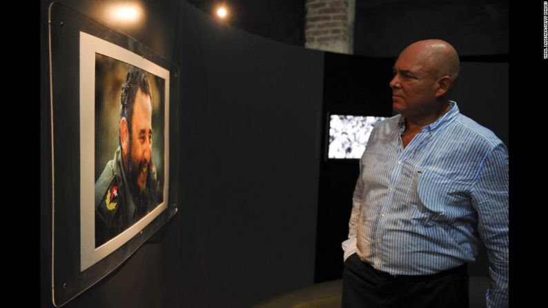 El fotógrafo Alex Castro visita una exposición que celebraba el cumpleaños número 90 de su padre, en agosto pasado.