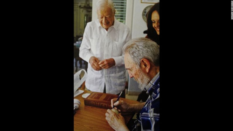 En esta foto de Alex Castro se ve a su padre en el momento en que le firma una pelota de béisbol al expresidente de Estados Unidos, Jimmy Carter.