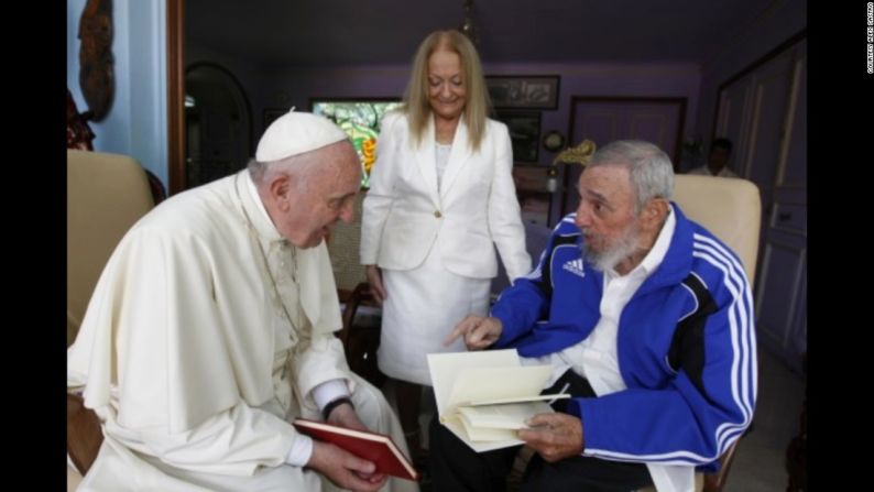 Alex Castro fotografió aquí a su padre y a su madre, Delia Soto Del Valle, recibiendo al papa Francisco en La Habana, en el 2015. Según el fotógrafo, él nunca escuchaba las conversaciones de su padre con los líderes mundiales que lo visitaban, solo captaba las imágenes.