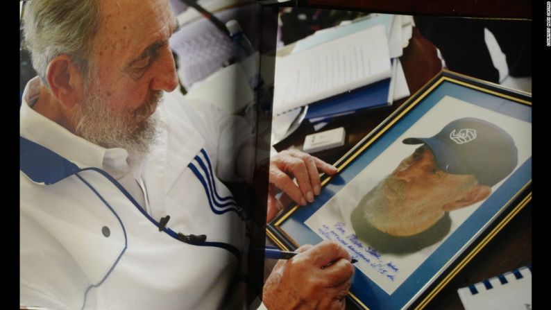 Fidel Castro le firma una fotografía suya al director de cine estadounidense Oliver Stone, quien en su país recibió múltiples críticas por hacer un documental ('Looking for Fidel') y una película ('Comandante') sobre el líder cubano.
