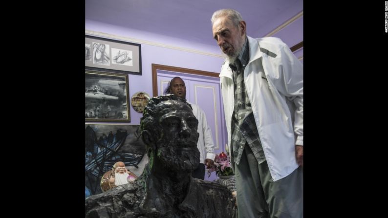 Las imágenes públicas que durante estos años hemos visto de Fidel Castro fueron hechas por uno de sus hijos, el fotógrafo Alex Castro. Aquí, su padre observa la estatua de él mismo que un artista chino le regaló. Según su hijo, a pesar de recibir regalos así, Fidel Castro "nunca quiso que alrededor de él se creara un culto a la personalidad".