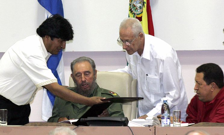 El presidente de Bolivia Evo Morales (i) junto a Fidel Castro y a Hugo Chávez en 2006 en La Habana.