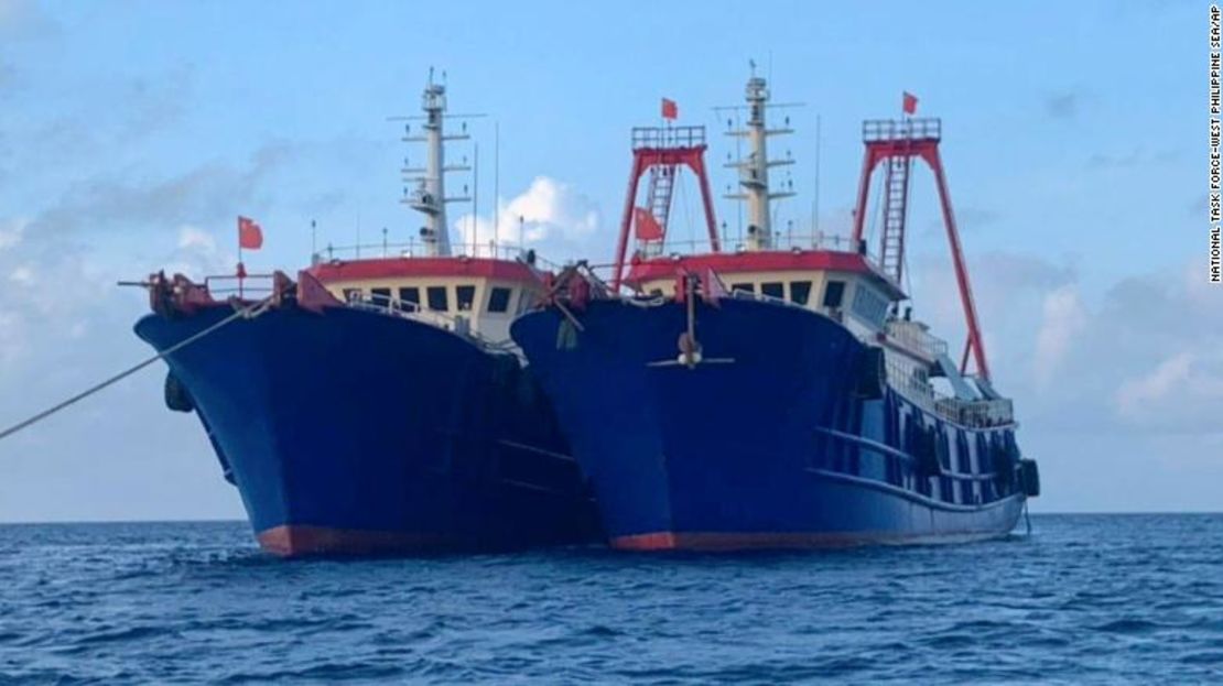 En esta foto de la Fuerza de Tarea Nacional del Mar de Filipinas Occidental, barcos chinos atracan en Whitsun Reef en el Mar de China Meridional, el 27 de marzo de 2021.