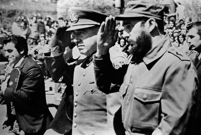 En esta foto de 1971, el general Augusto Pinochet (L), entonces jefe del Ejército de Chile, con Fidel Castro durante una visita del cubano al entonces presidente Salvador Allende. En 1973 Pinochet le dio un golpe de Estado a Allende