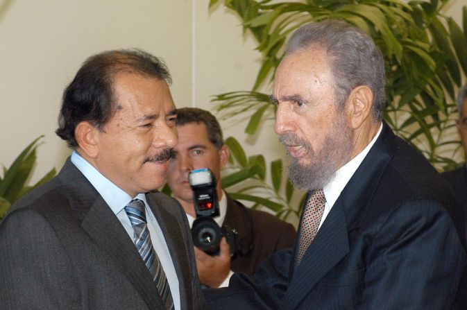 Fidel Castro y Daniel Ortega, quien era entonces el secretario general del FMLN de Nicaragua, en 2005.