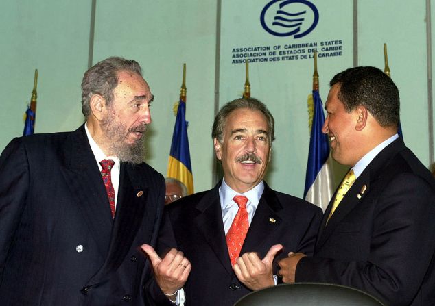 Castro con el entonces presidente de COlombia Andrés Pastrana y el entonces presidente de Venezuela Hugo Chávez en diciembre de 2001.