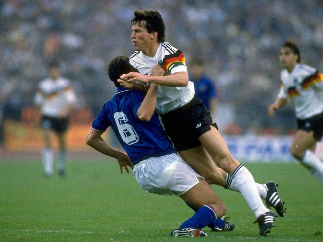 10 de junio de 1988: Lothar Matthaus de Alemania Occidental es bloqueado por Ricardo Ferri de Italia durante el partido del Grupo 1 del Campeonato de Europa en el Rheinstadion en Dusseldorf, Alemania Occidental. El partido terminó en un empate 1-1.