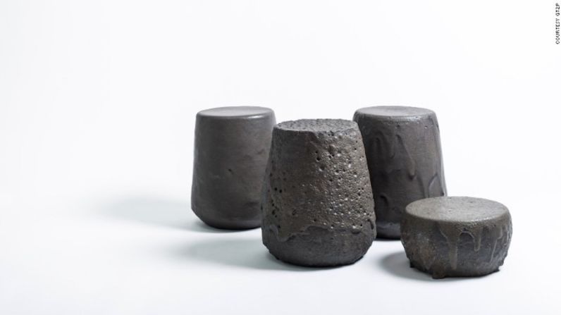 gt2P — Para su serie de taburetes Remolten, el estudio de diseño chileno gt2P (que significa ‘Great things to people’ o Grandes cosas para la gente) recubrió materiales resistentes al calor como porcelana, cerámica y concreto con andesita basáltica, una roca porosa y ligera encontrada en laderas volcánicas activas en Chile.