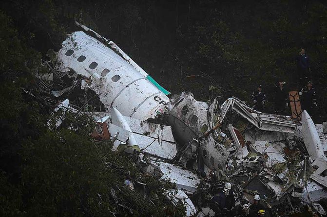 Rescatistas llevan a uno de los sobrevivientes del accidente del vuelo LAMIA que llevaba a los jugadores del club Chapecoense y que se estrelló cerca del aeropuerto de Medellín, Colombia, dejando al menos 75 muertos.