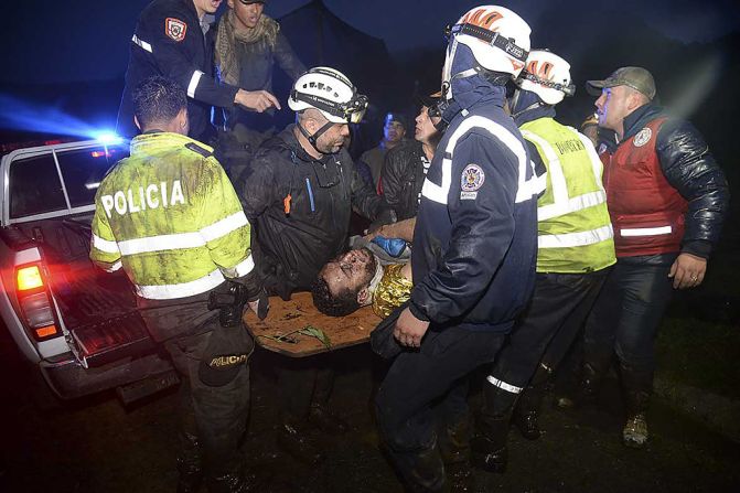 Rescatistas llevan a uno de los sobrevivientes del accidente del vuelo LAMIA que llevaba a los jugadores del club Chapecoense y que se estrelló cerca del aeropuerto de Medellín, Colombia, dejando al menos 75 muertos.