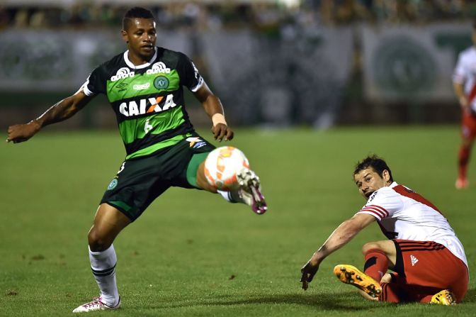 Dener Assunção Braz (izquierda, de verde), lateral izquierdo.