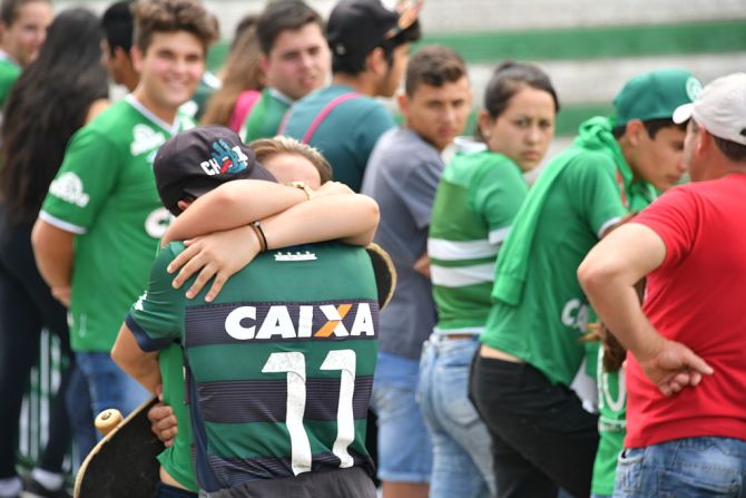 Hinchas del Chapecoense Real rinden homenaje a los jugadores que fallecieron en el accidente de avión en Colombia este lunes.