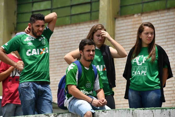 Decenas de personas, muchas de ellas llorando, se reunieron en el estadio del equipo den Chapecó. 75 personas murieron y 6 más resultaron heridas en el accidente del avión que llevaba al equipo Chapecoense de Bolivia a Colombia para jugar la final de la Copa Sudamericana.