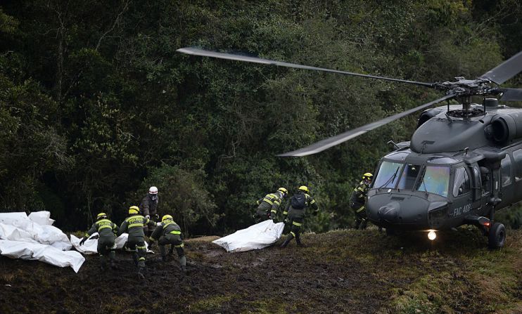 Equipos de rescate de la Policía recuperan los cuerpos de las víctimas.