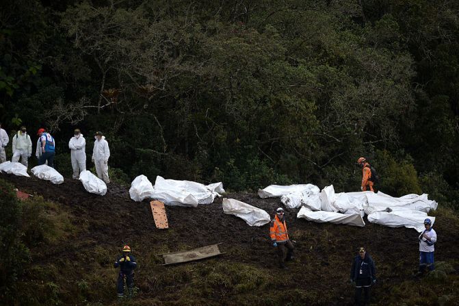 Equipos de forenses y de rescate recuperan los cuerpos de las víctimas del accidente aéreo cerca de Medellín.