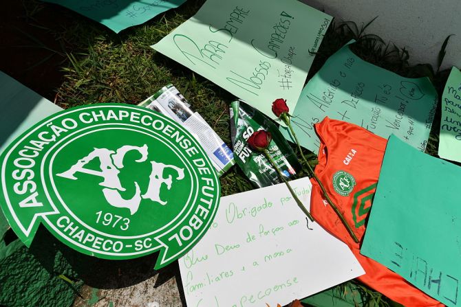 Seguidores del Chapecoense dejaron mensajes para los jugadores que perdieron la vida.