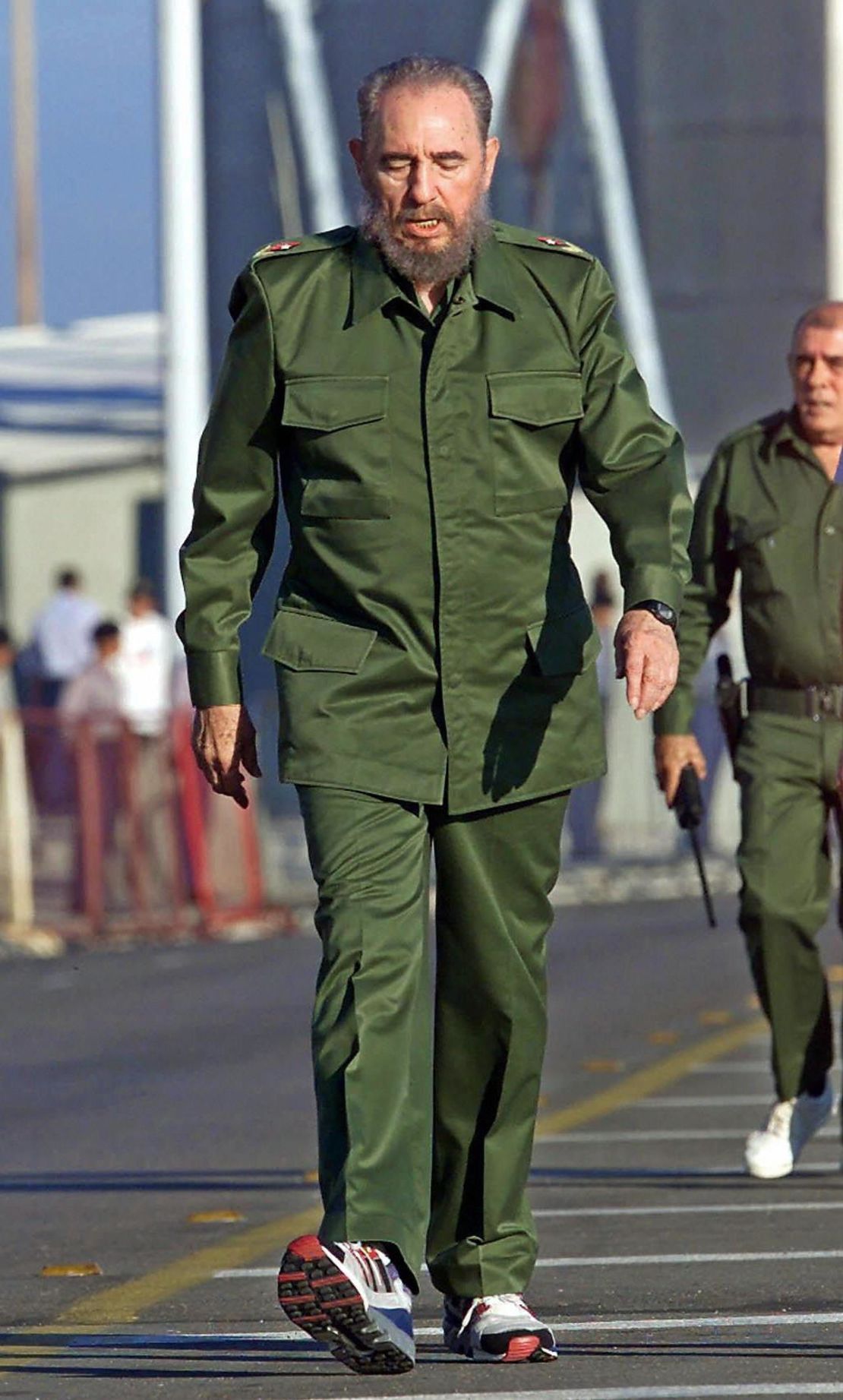 26 de julio de 2000 | El presidente Fidel Castro participa en una marcha antiimperialista en La Habana.