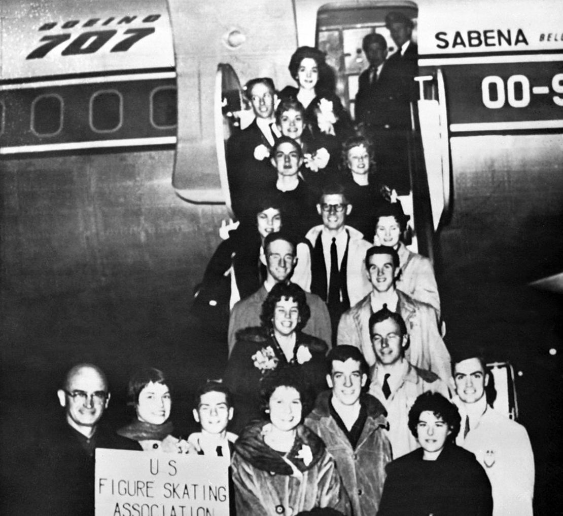 Esta fue la última foto del equipo de patinaje de Estados Unidos, tomada justo antes de abordar el vuelo Sabena 548, que los llevaría a Europa a competir en el Campeonato Mundial. Foto: STF/AFP/Getty Images)