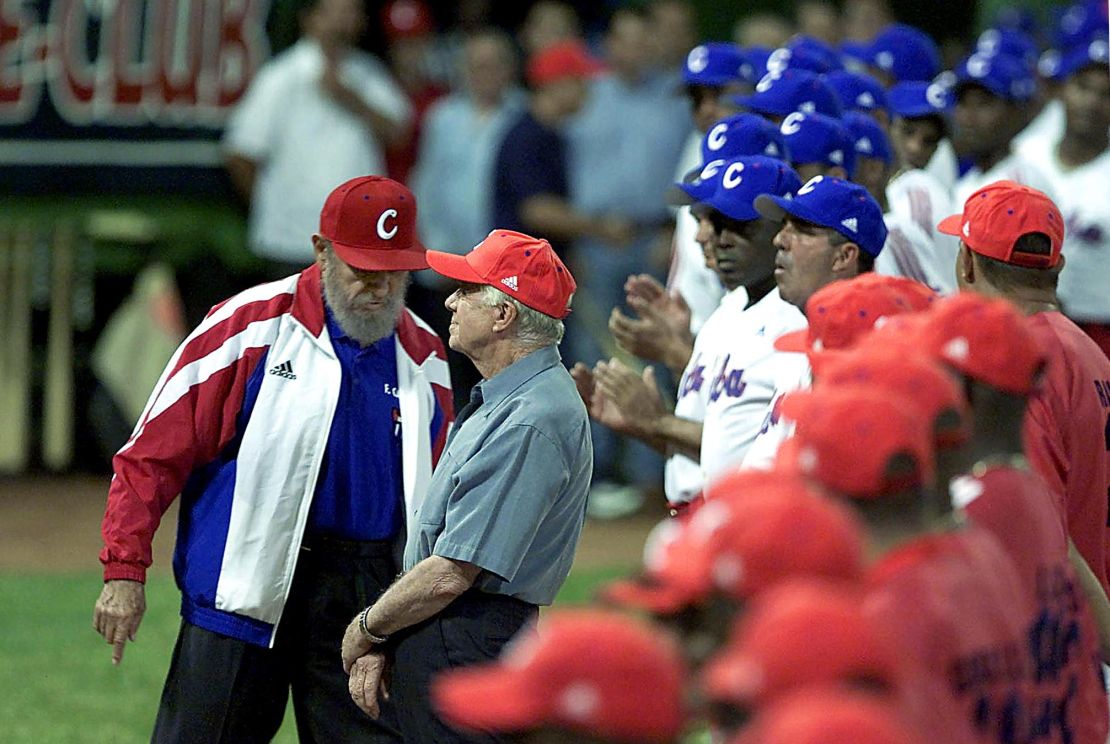 14 de mayo de 2002 | Fidel Castro (izquierda) y Jimmy Carter (derecha) durante un partido de béisbol en La Habana.