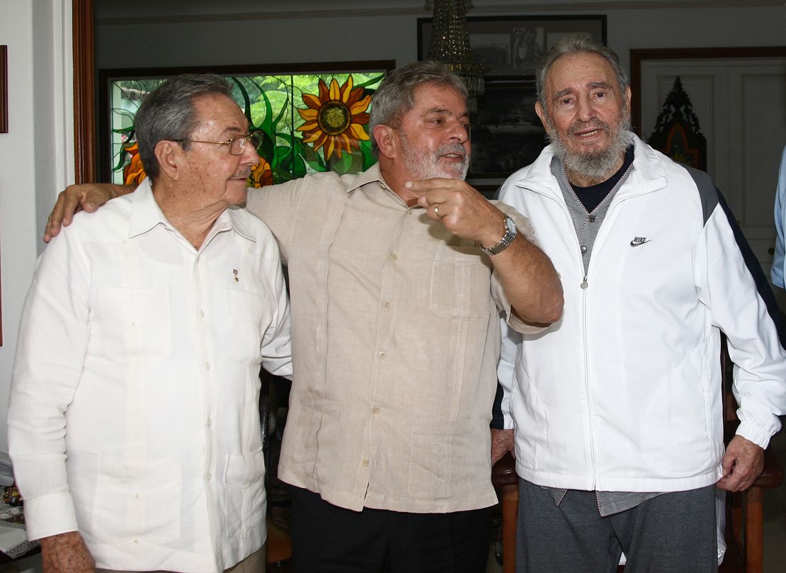 24 de febrero de 2010 | El expresidente Luiz Inacio Lula da Silva (centro) junto a Raúl Castro (izquierda) y Fidel Castro (derecha).