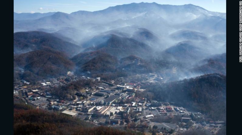 Una foto aérea muestra a Gatlinburg, Tennessee, el martes 29 de Noviembre: un día después de que los incendios alcanzaran a la ciudad. Las autoridades locales declararon que en varias áreas las evacuaciones eran obligatorias. Mientras tanto, los bomberos luchaban por detener al menos 14 incendios en la ciudad y sus zonas aledañas. Más de 30 fuegos forestales han dejado su rastro de destrucción en Carolina del Norte, Carolina del Sur, Georgia, Tennessee, Alabama y Kentucky, de acuerdo al Servicio Forestal de Estados Unidos.