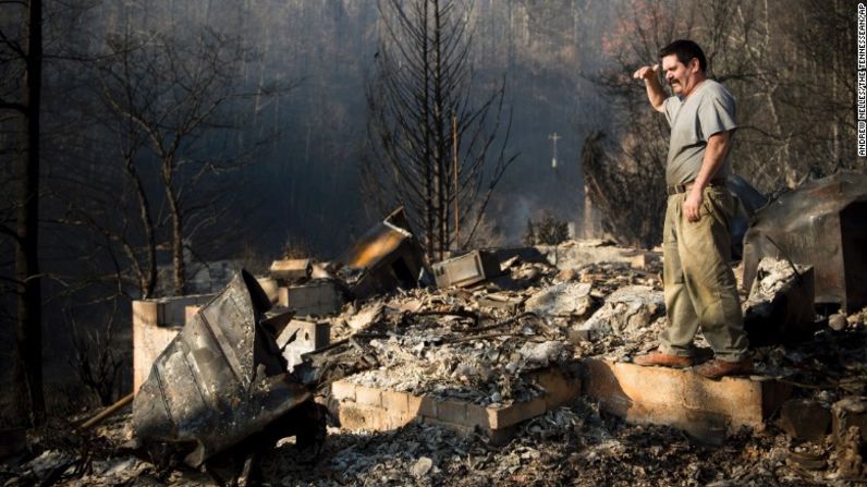 El 29 de noviembre, en Gatlinburg, Polo Gutiérrez escaló hasta las ruinas de una casa para poder divisar si el edificio donde queda su apartamento aún sigue en pie, después de que el lunes un incendio forestal arrasara con la zona. Gutiérrez evacuó su hogar, junto a otros residentes, cuando las llamas se acercaban.