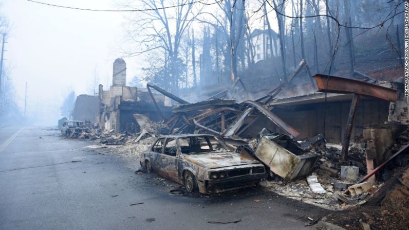 Una construcción y un vehículo destruidos cerca a Gatlinburg, en noviembre 29.