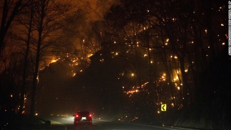 Las llamas consumieron las dos aceras de la carretera 441 entre Gatlinburg y Pigeon Forge, Tennessee, el pasado lunes, 28 de noviembre.