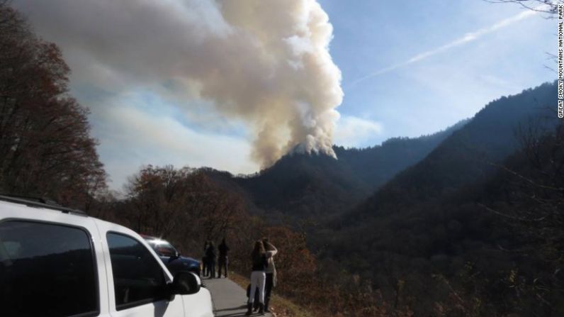 Autoridades del Parque Nacional Great Smoky Mountains reportaron cierres en carreteras y senderos cercanos a Gatlinburg, el 28 de noviembre.