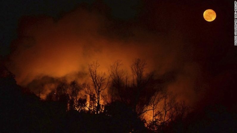 Un incendio forestal se acerca a Bat Cave, Carolina del Norte, el 15 de noviembre.